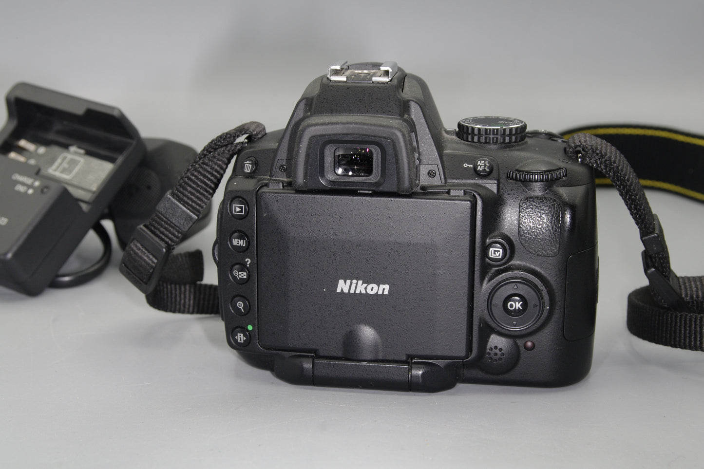 Nikon D5000 12.3MP DSLR +Battery + Charger - Excellent - SC/2627