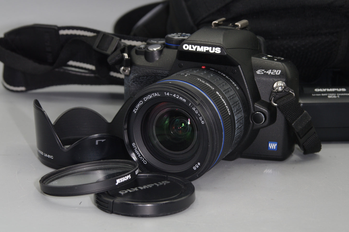 Olympus E-420 10MP 4/3 DSLR with 14-42mm Lens - Very Low S/C 234