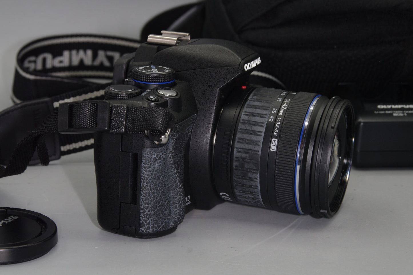Olympus E-420 10MP 4/3 DSLR with 14-42mm Lens - Very Low S/C 234