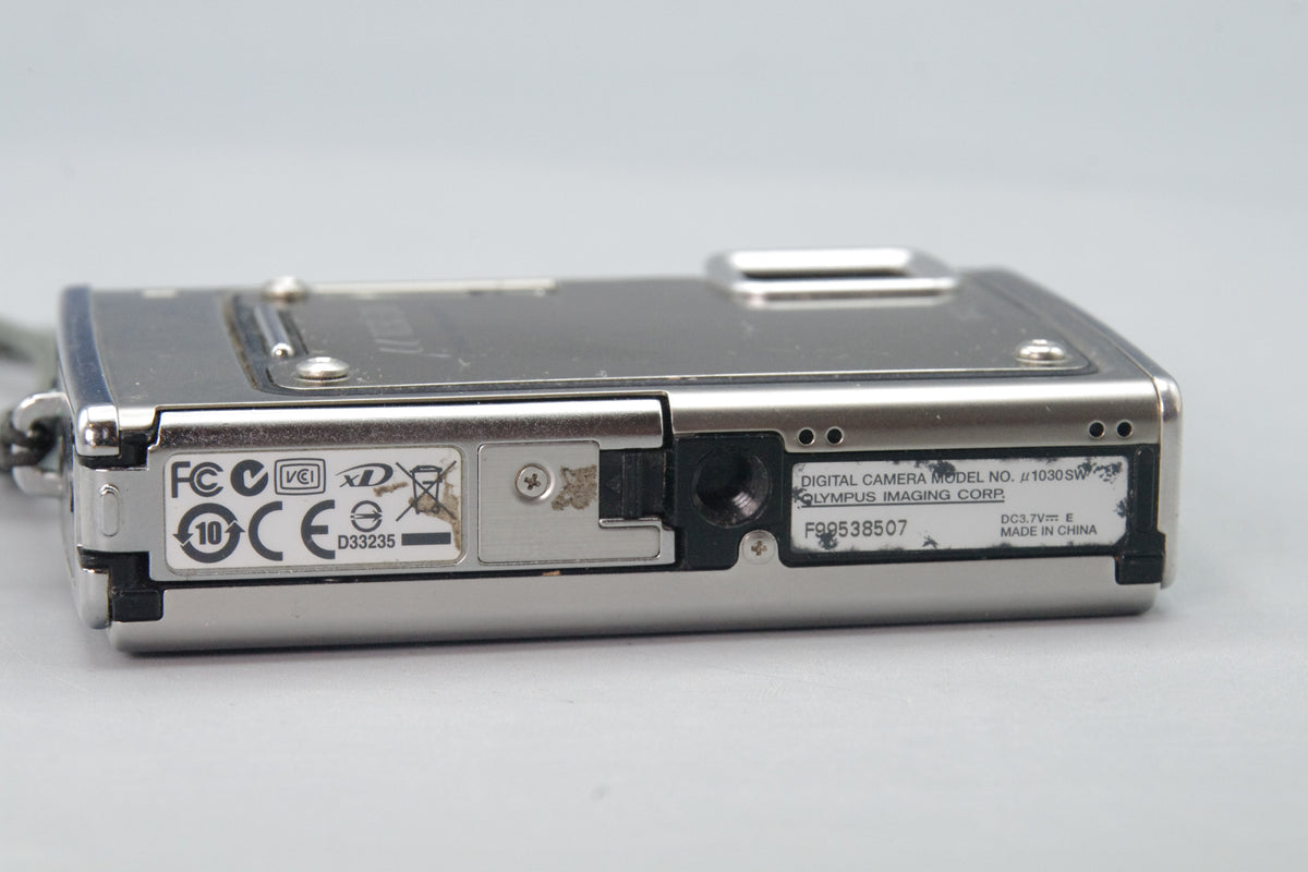 Olympus MJU 1030SW Compact Digital Camera – Tested – USB Charger – Very Good