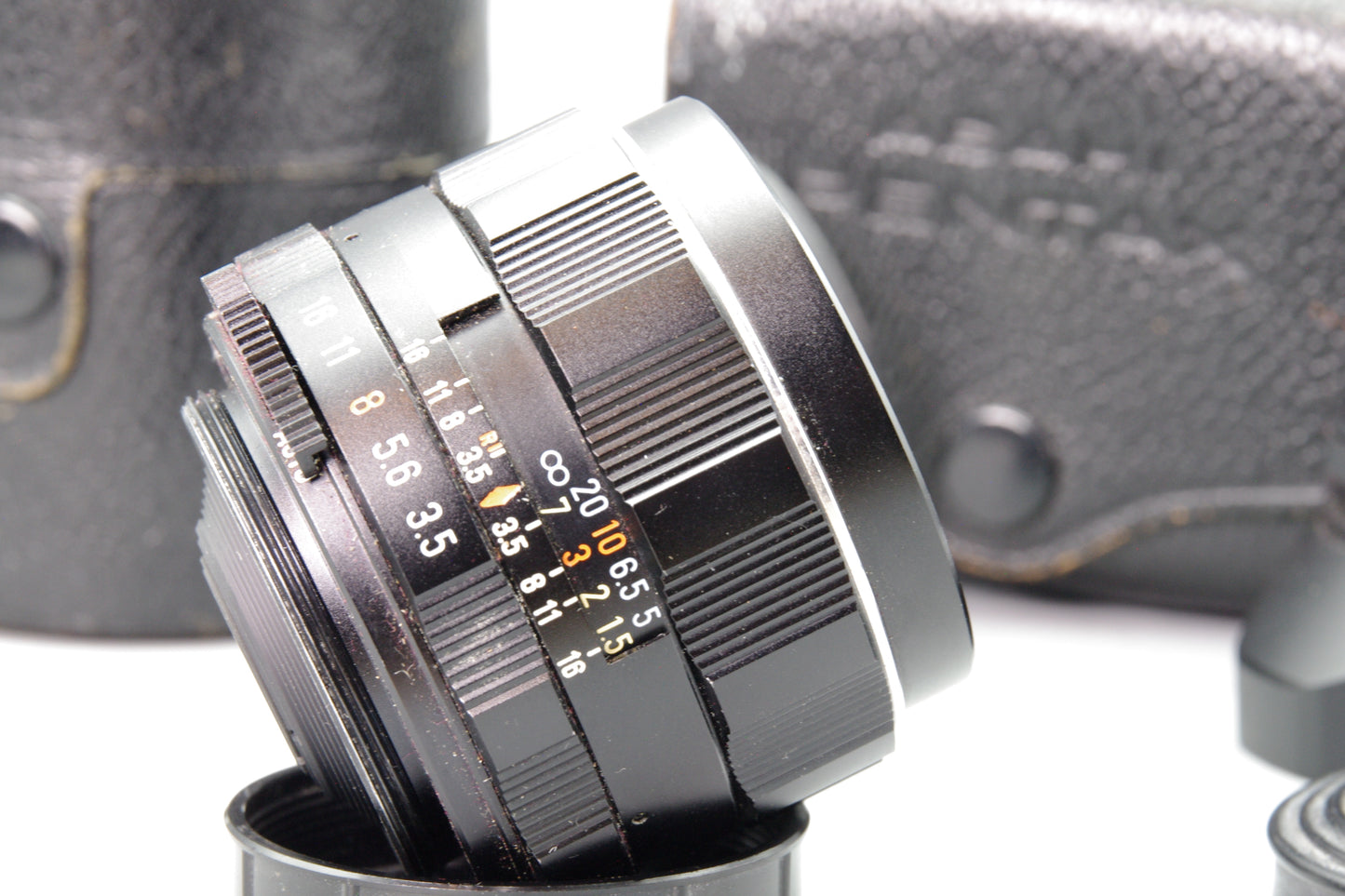 Asahi Super‑Takumar 28mm f/3.5 Lens – M42 Mount – Caps, Hood & Cases – Excellent