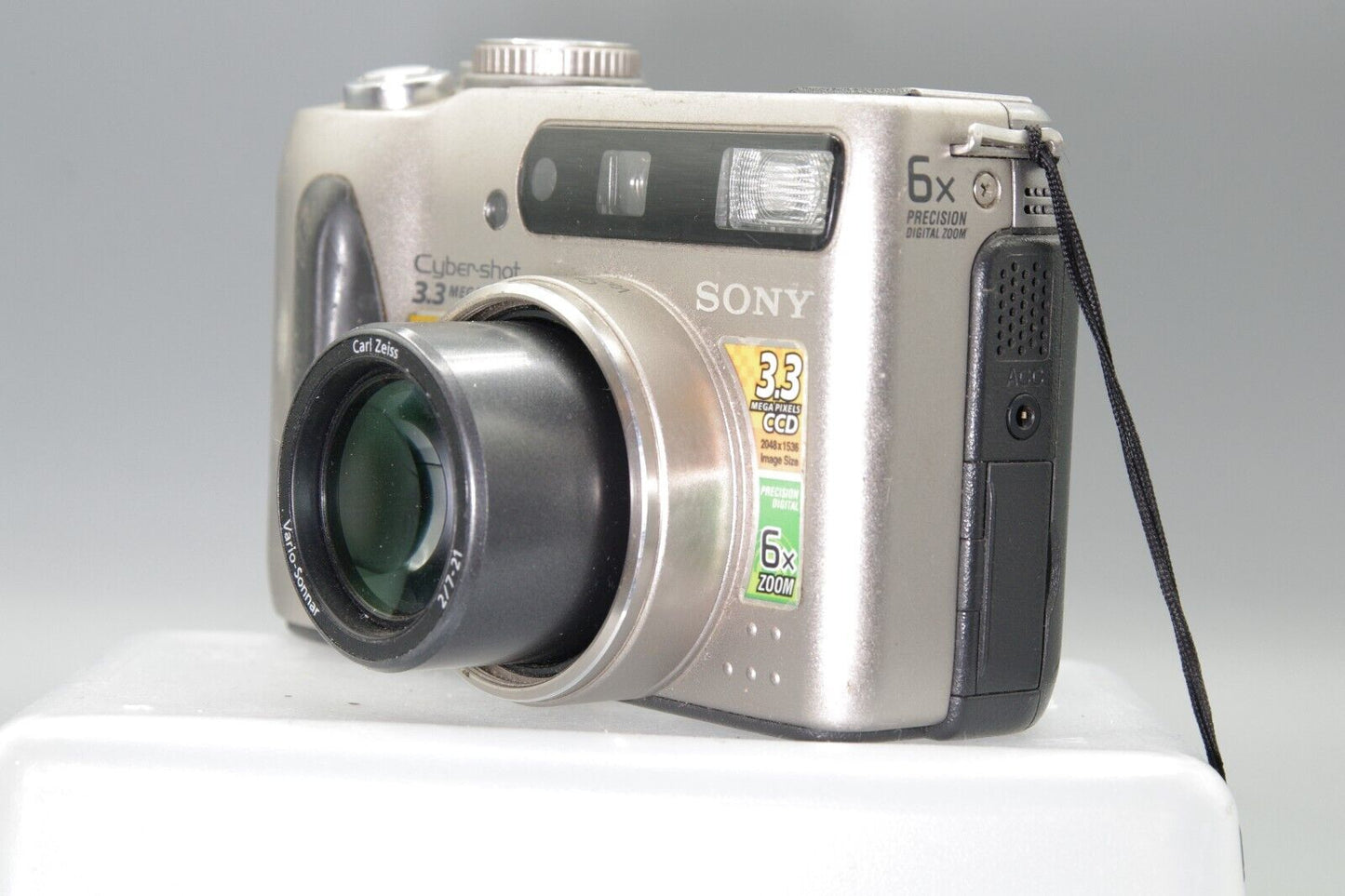Sony Cybershot DSC-S70 3.3MP Compact Digital Camera - Takes AA