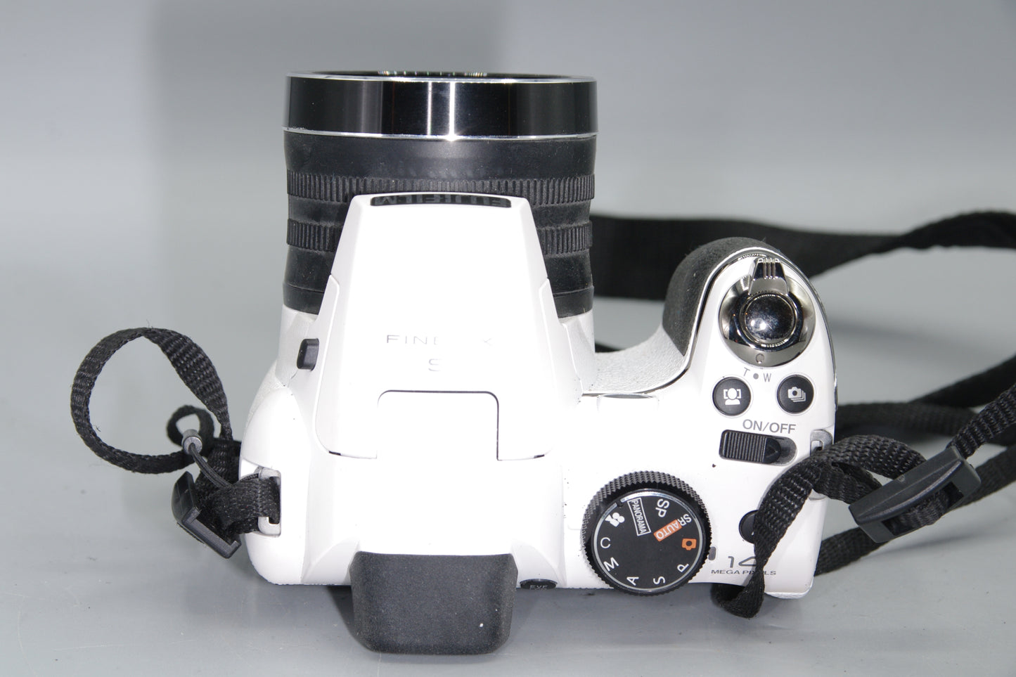 Fujifilm FinePix S4300 14MP Bridge Camera – White, 26x Zoom, VGC with Cap