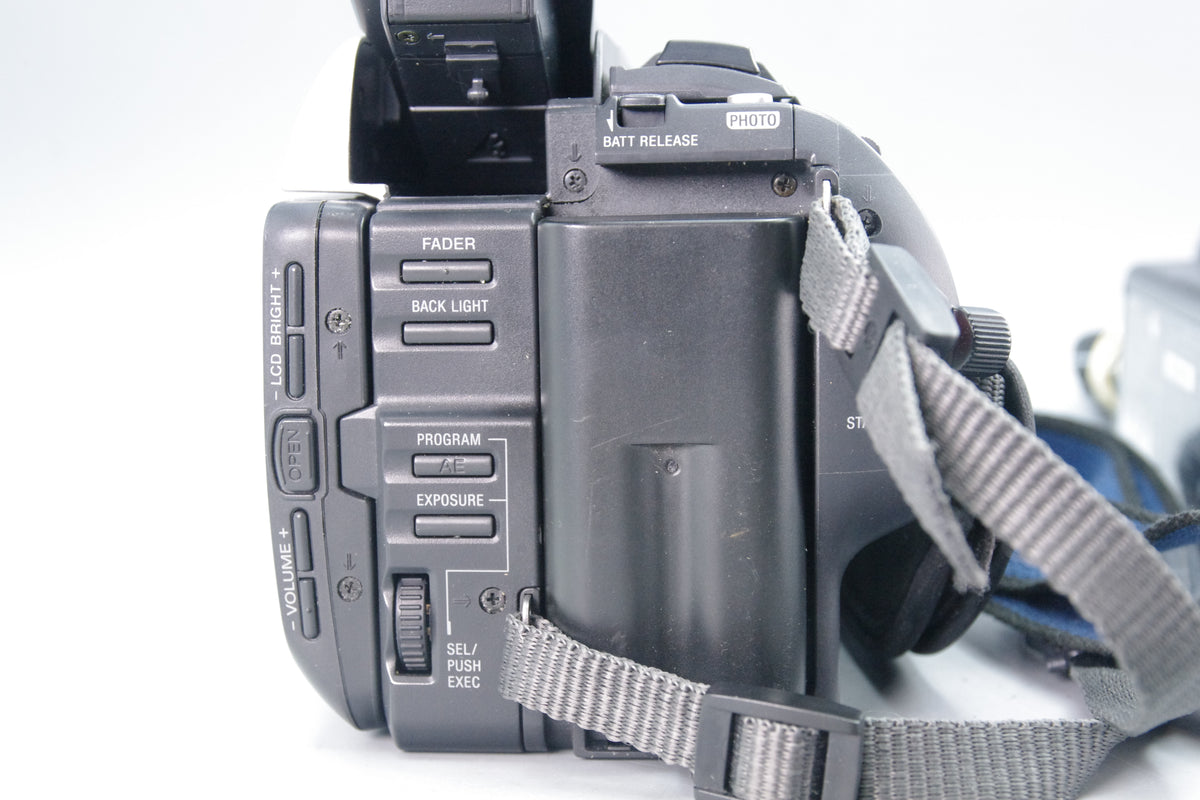 Sony CCD‑TRV95E Hi8 Camcorder – Tested – Fully Working – Charger – Very Good