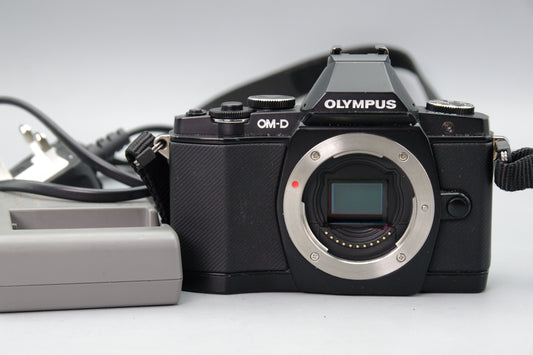 Olympus OM-D E-M5 Body – Shutter Count 951 – M4/3 - Excellent