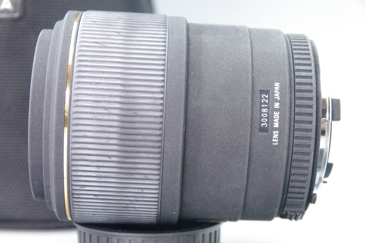 Sigma 105mm f/2.8 DG Macro Lens – Nikon F Mount Prime with Caps EXC