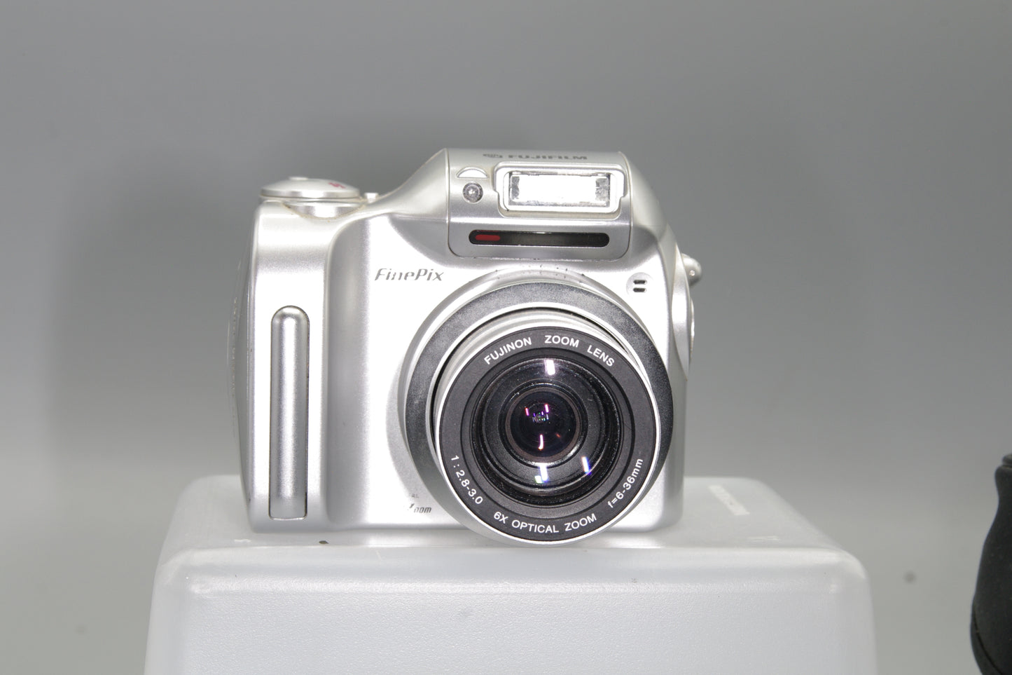 Fujifilm FinePix 2800 Zoom 2MP Digital Camera – 6x Zoom, AA Powered, VGC