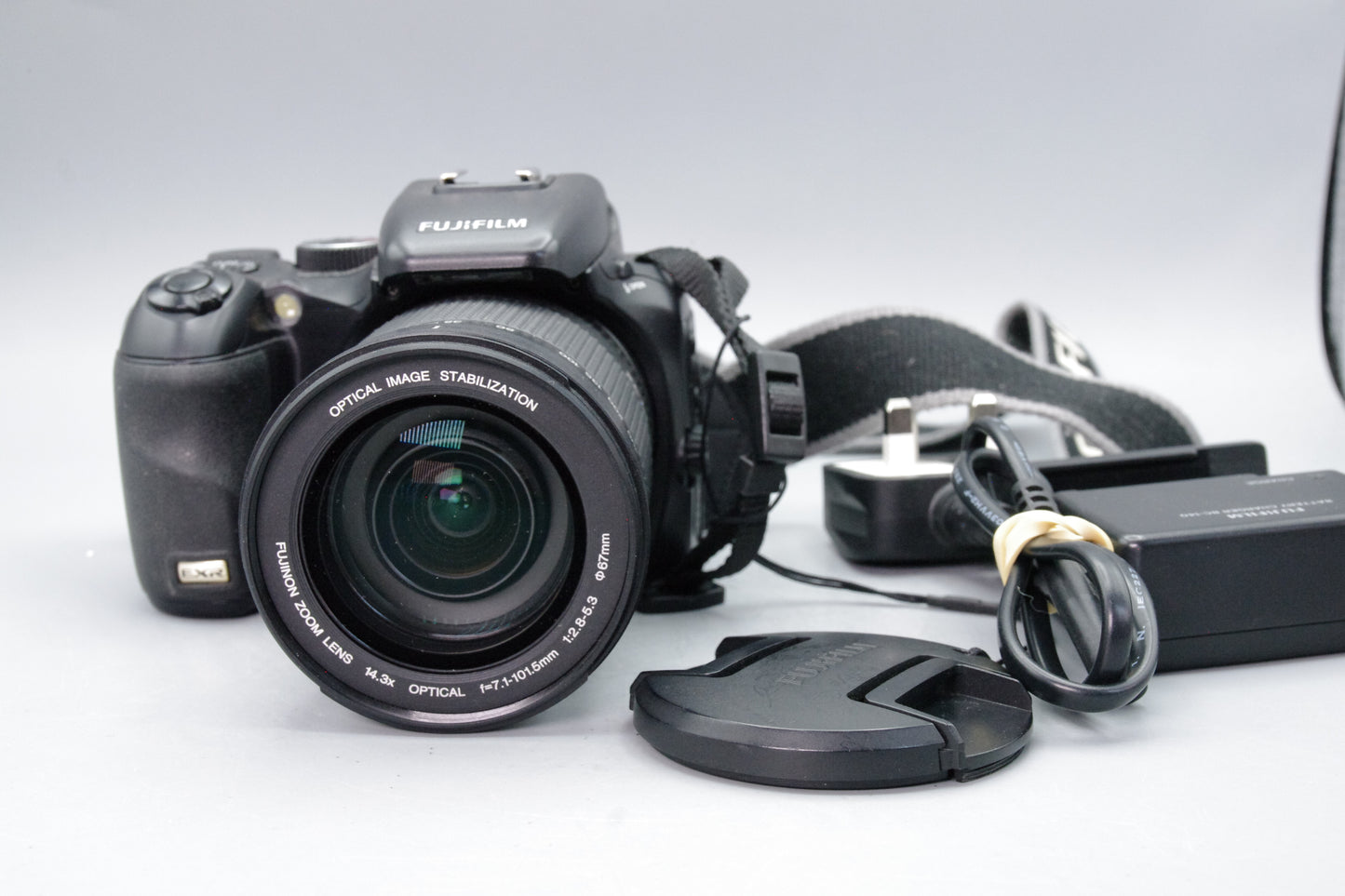Fujifilm FinePix S200EXR 12MP Bridge Camera – Near Mint – With Battery & Charger