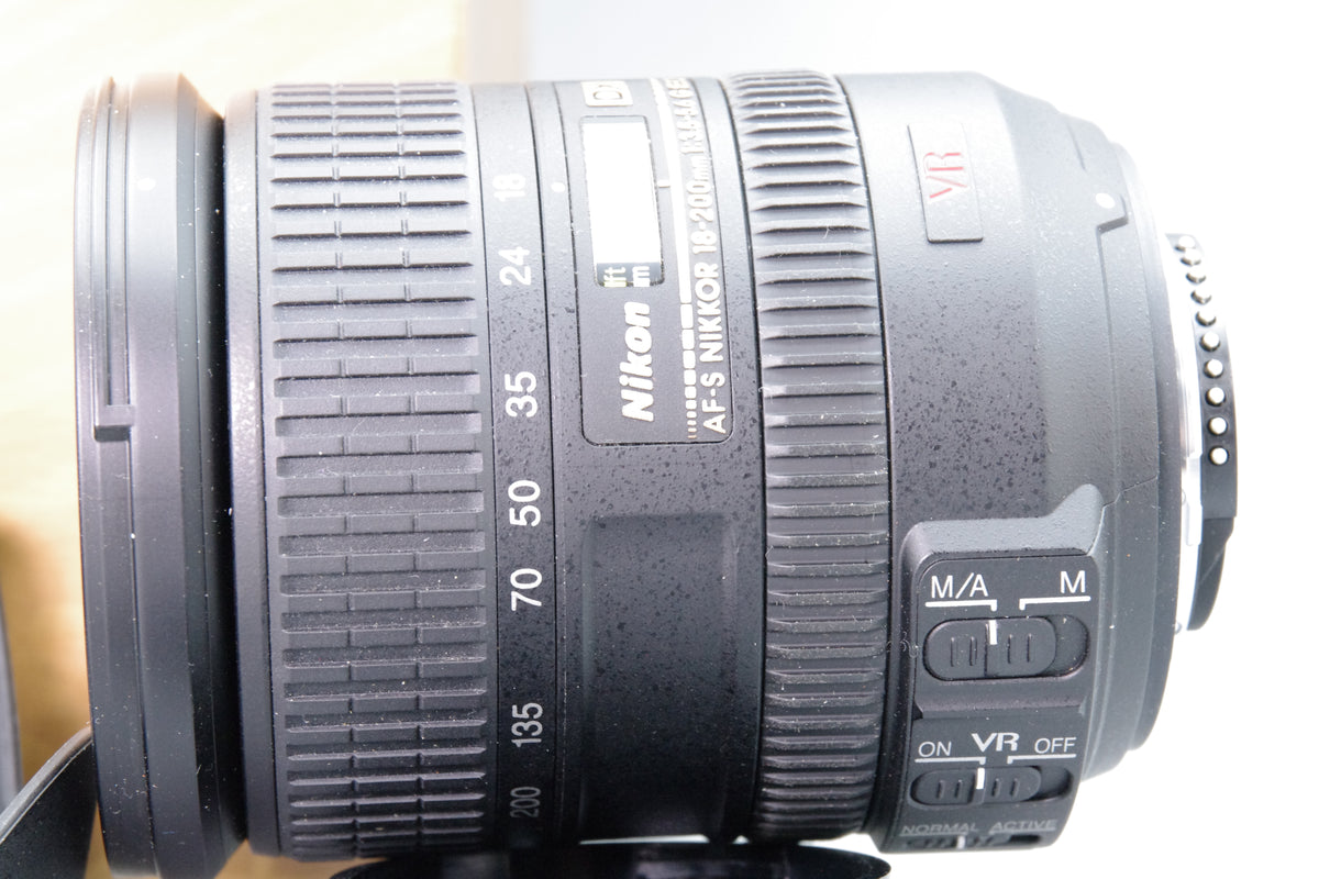 Nikon AF-S DX NIKKOR 18-200mm f3.5-5.6G ED VR II Lens Box Hood Caps Excellent