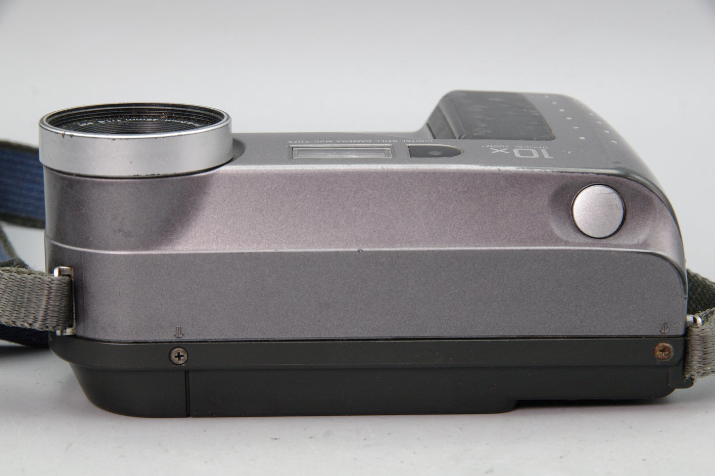 Sony Digital Mavica FD73 Camera with Battery and Case – 10× Zoom