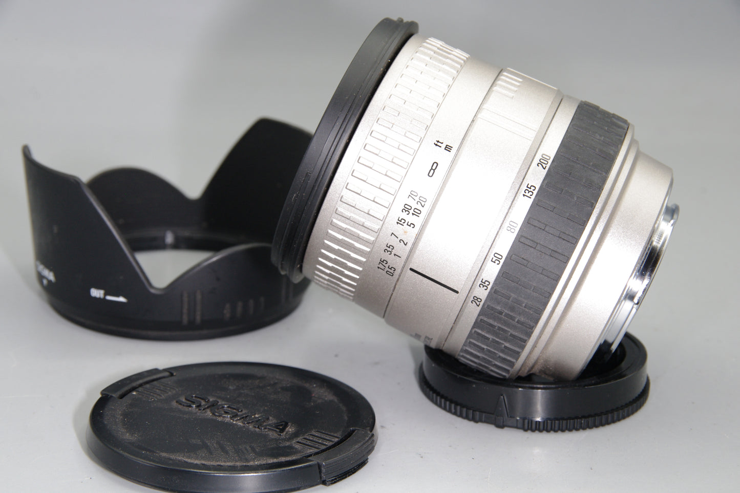 Sigma AF 28–200mm DL f/3.5–5.6 – Minolta A Mount – Excellent – Caps & Hood