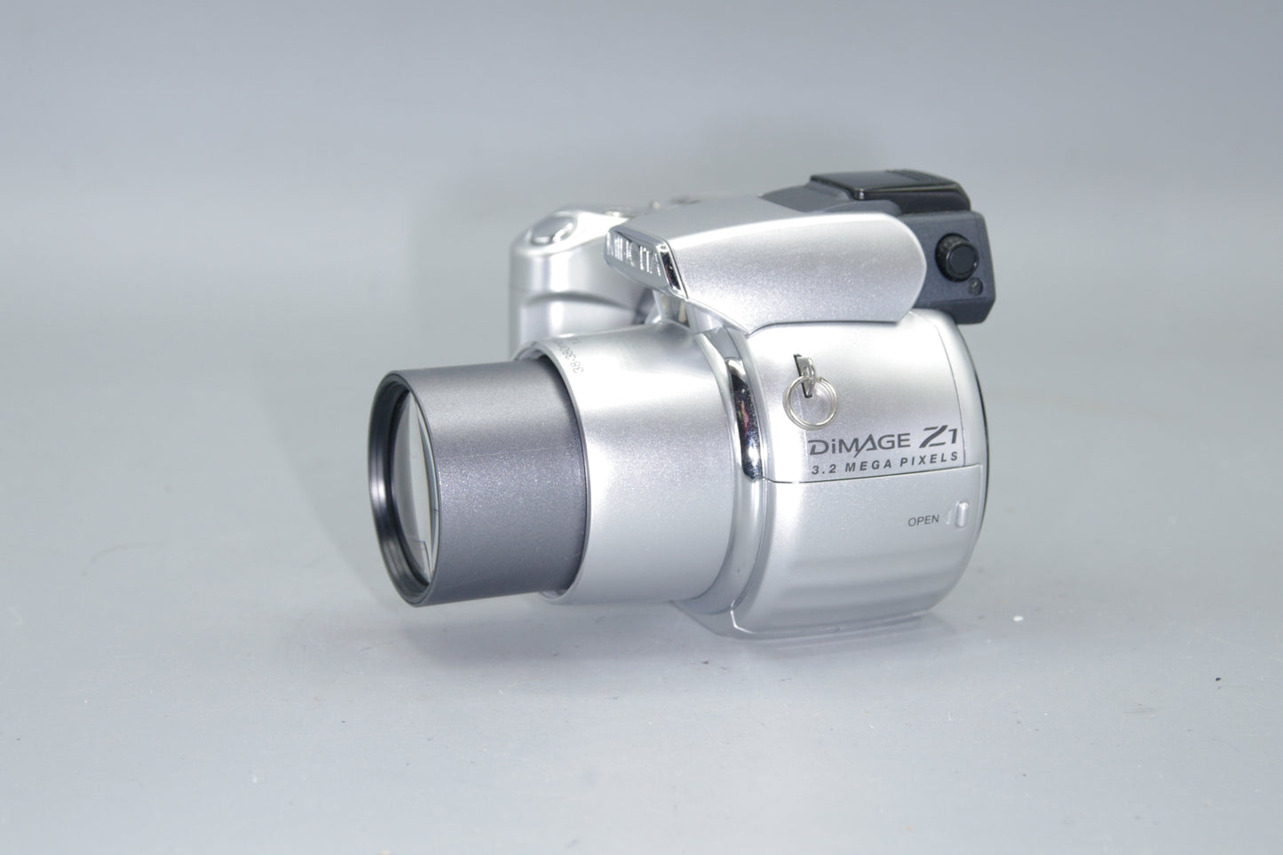 Minolta Dimage Z1 3.2MP 10X Zoom Digital Bridge Camera