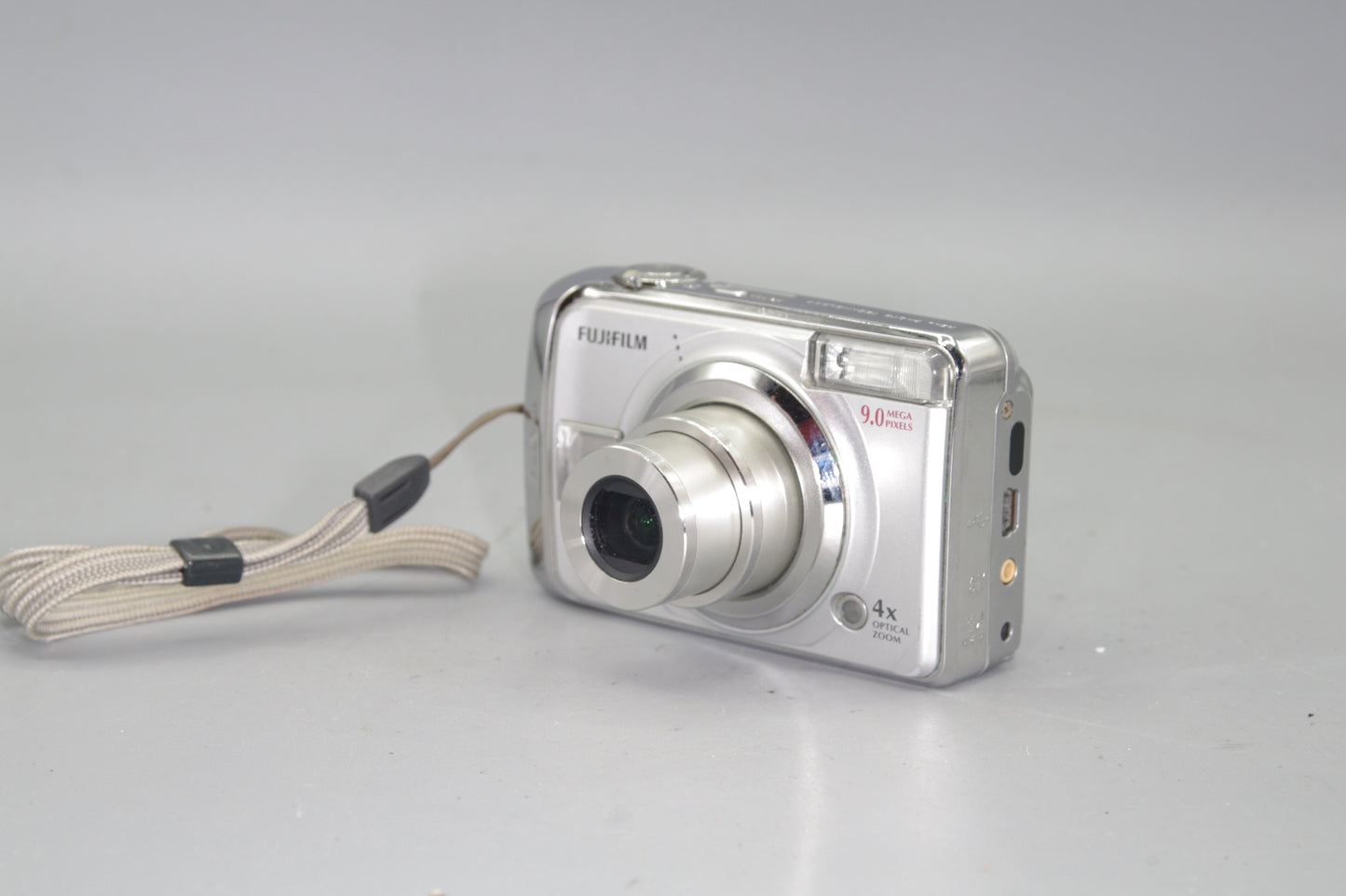 Fujifilm A900 9MP Digital Compact Camera - Takes AA Batteries
