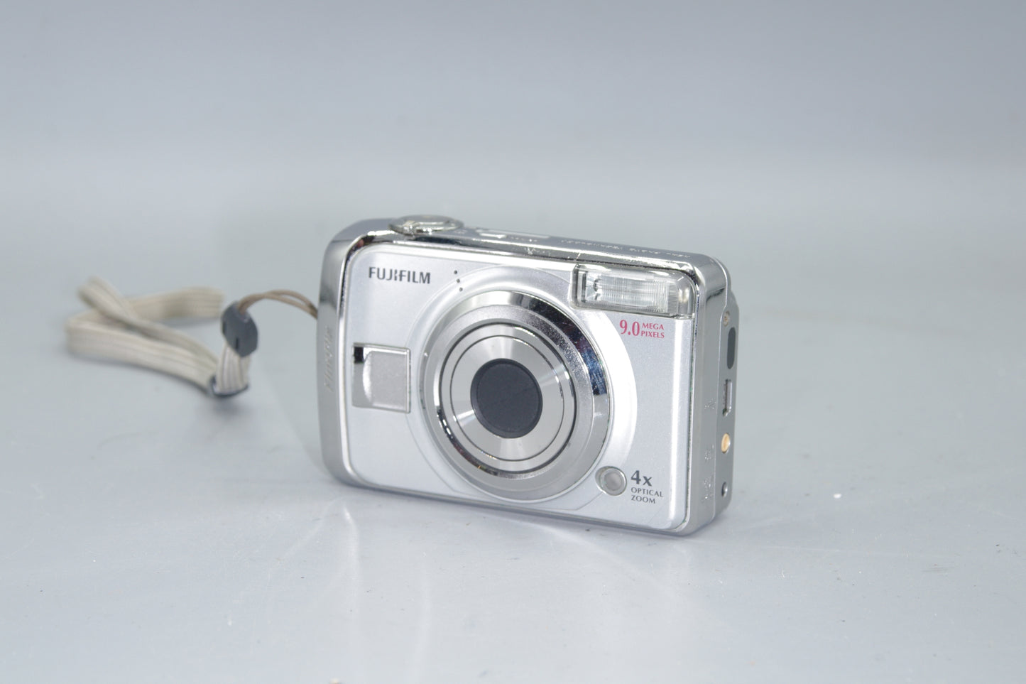 Fujifilm A900 9MP Digital Compact Camera - Takes AA Batteries