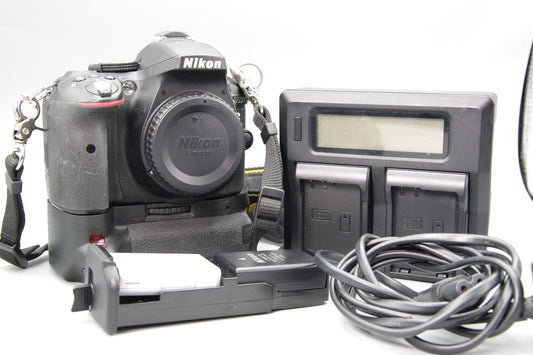 Nikon D5300 24.2MP DSLR with Battery Grip and Charger - Excellent