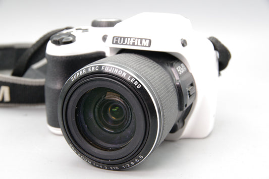 Fujifilm FinePix S9200 16MP Bridge Camera - White with Case - Excellent