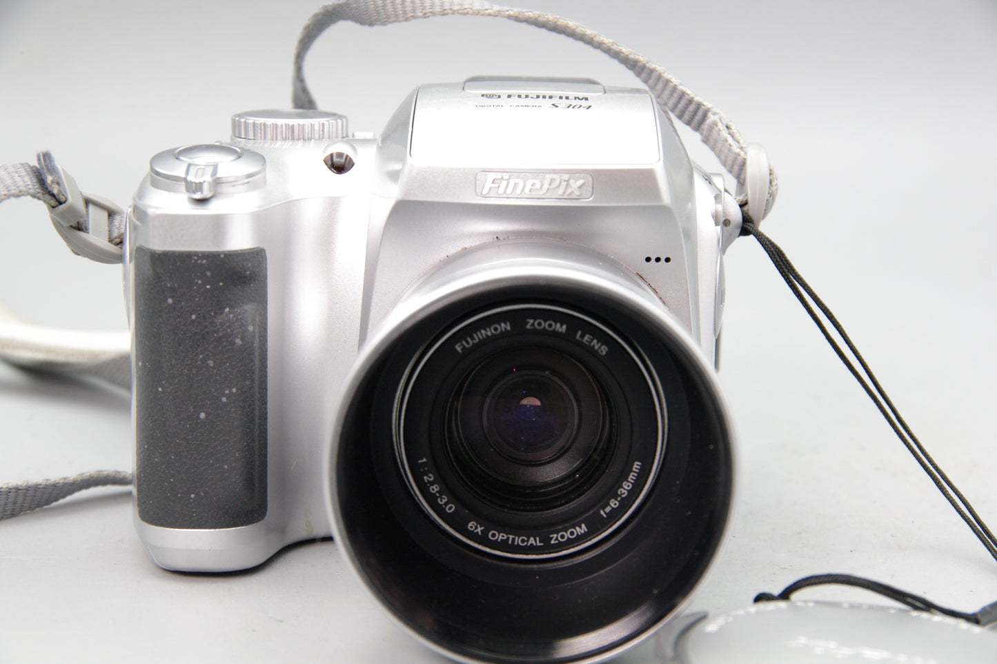 Fujifilm S304 Digital Camera 3.2MP with 4x Zoom Takes AA VGC