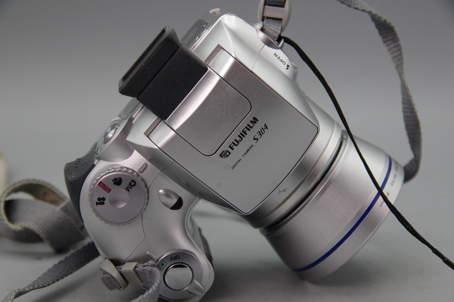 Fujifilm S304 Digital Camera 3.2MP with 4x Zoom Takes AA VGC