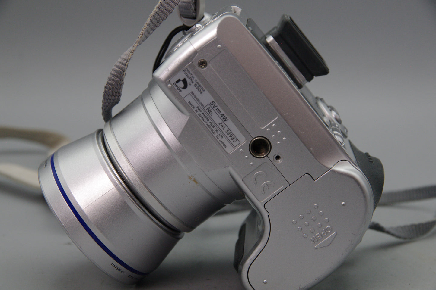 Fujifilm S304 Digital Camera 3.2MP with 4x Zoom Takes AA VGC