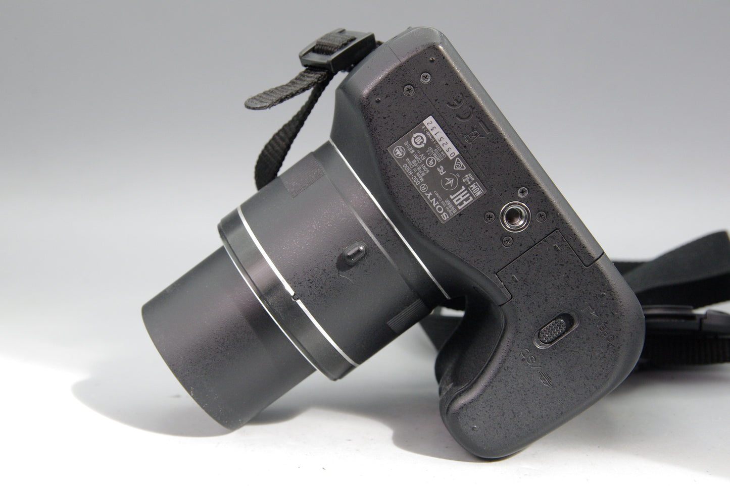 Sony DSC‑H300 20.1MP Bridge Camera with 35x Zoom – Excellent Condition