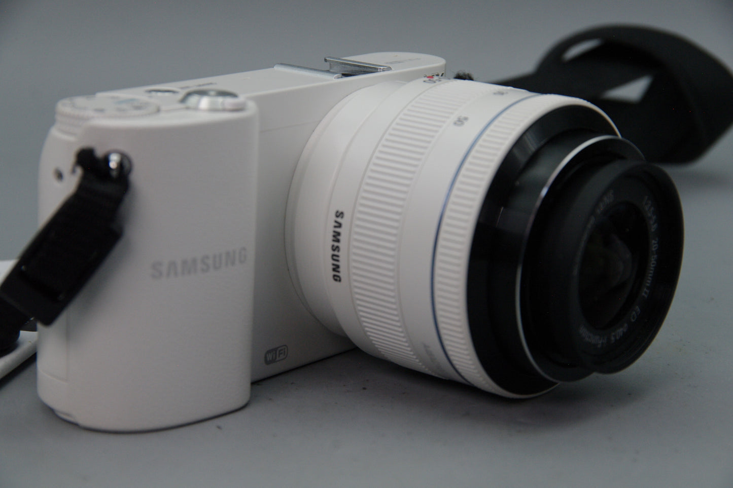 Samsung NX1000 Mirrorless Camera with 20‑50mm II Lens, Charger – Excellent