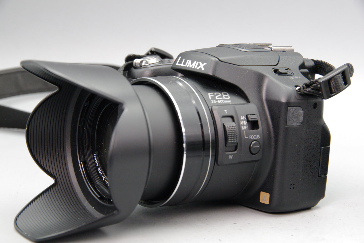 Panasonic Lumix DMC‑FZ200 12MP Bridge Camera with Charger – Excellent Condition