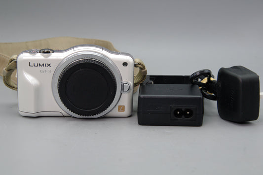 Panasonic Lumix DMC‑GF3 12MP Body in White with Charger – Excellent Condition