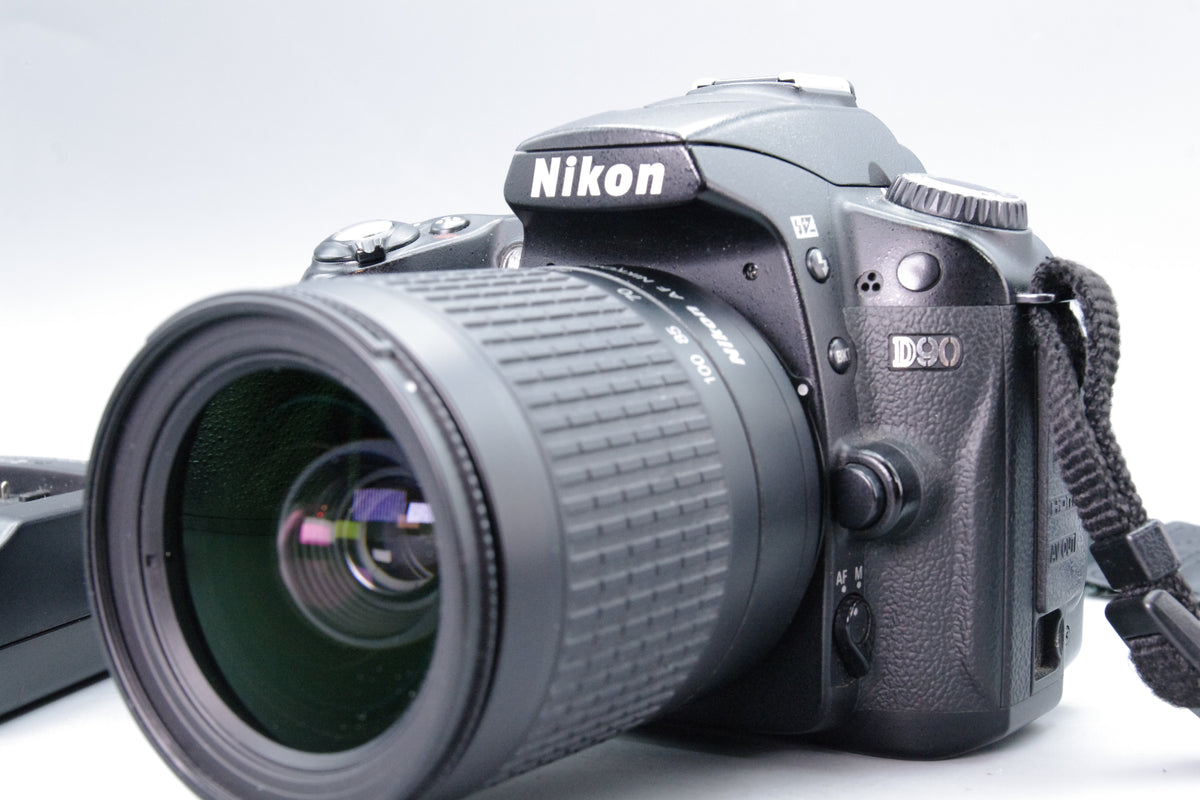 Nikon D90 12.3MP DSLR Camera Body 28-100mm Lens Bag Charger Tested