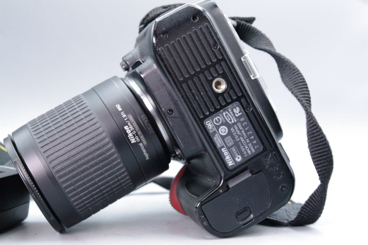 Nikon D90 12.3MP DSLR Camera Body 28-100mm Lens Bag Charger Tested