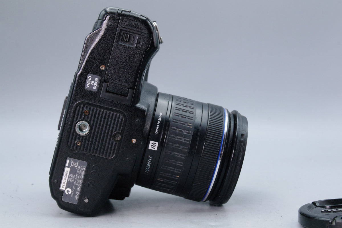 Olympus E-400 DSLR Camera Kit with Zuiko 14-42mm Lens and BCS-1 Charger