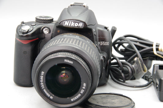 Nikon D5000 12.3MP DSLR Camera + 18‑55mm VR Lens – Battery & Charger – 9920 SC