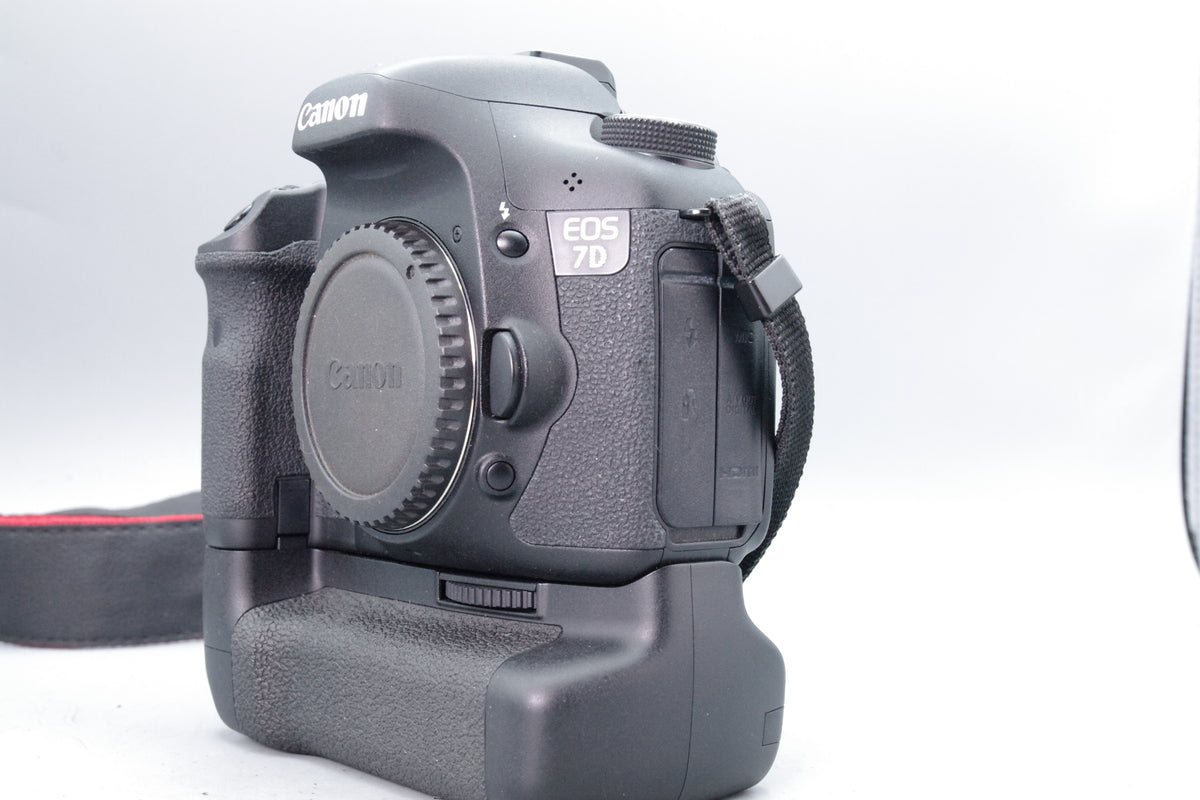 Canon EOS 7D DSLR Camera with BG-E7 Battery Grip, Low S/C Excellent