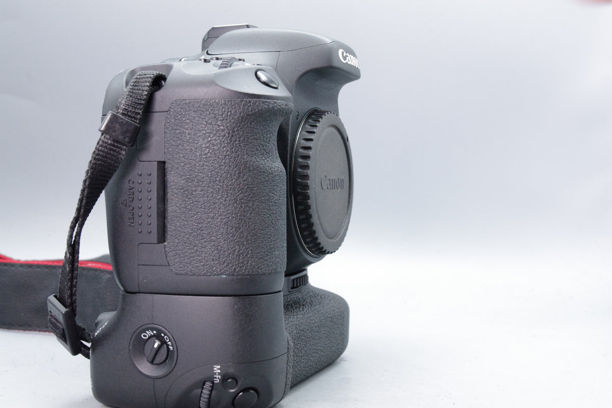 Canon EOS 7D DSLR Camera with BG-E7 Battery Grip, Low S/C Excellent