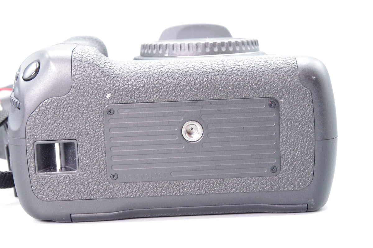 Canon EOS 7D DSLR Camera with BG-E7 Battery Grip, Low S/C Excellent