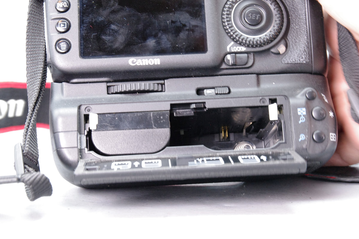 Canon EOS 7D DSLR Camera with BG-E7 Battery Grip, Low S/C Excellent