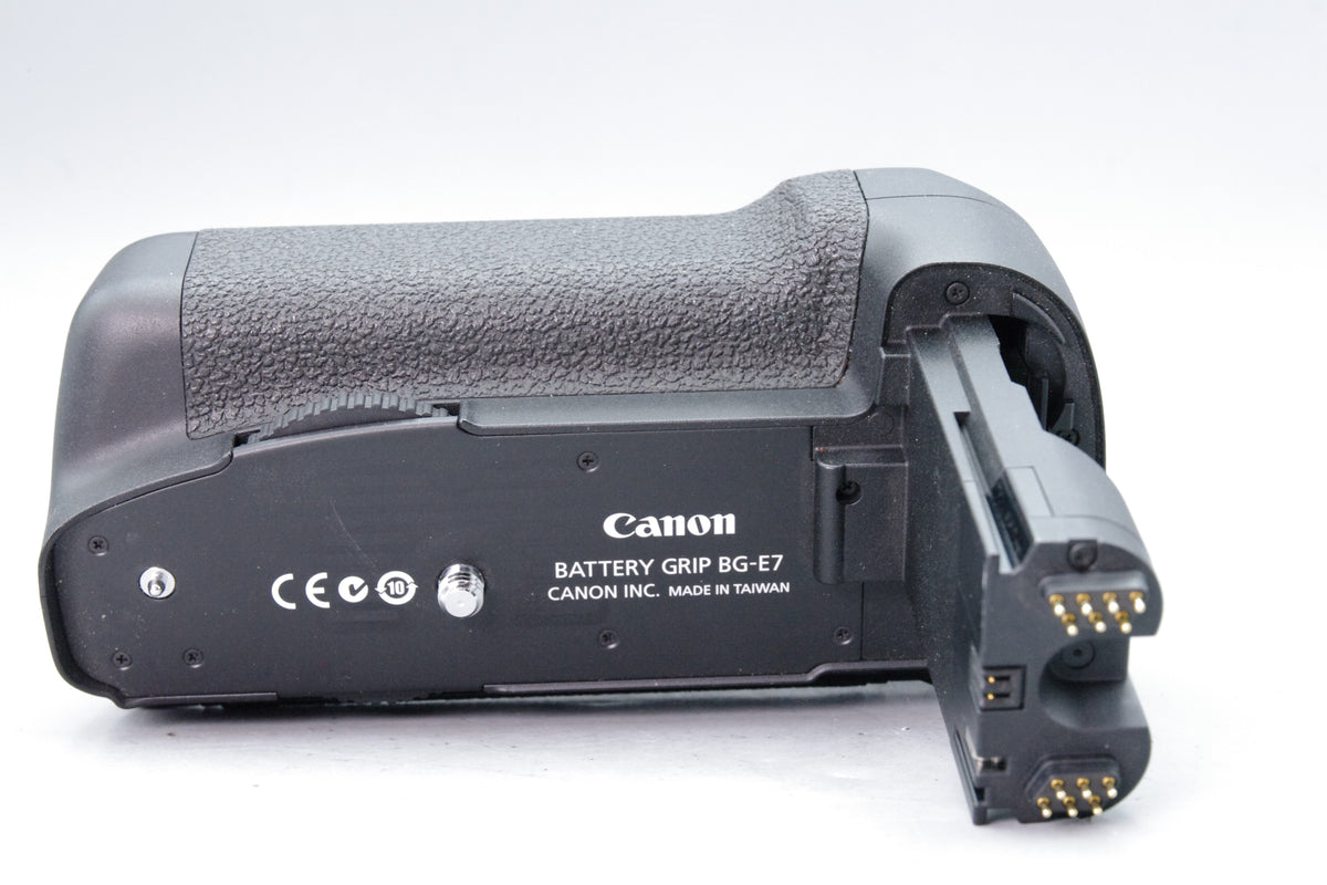 Canon EOS 7D DSLR Camera with BG-E7 Battery Grip, Low S/C Excellent