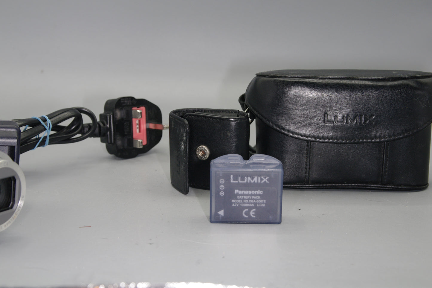 Panasonic Lumix DMC-TZ3 7.2MP Digital Compact+ Leather Case - Excellent