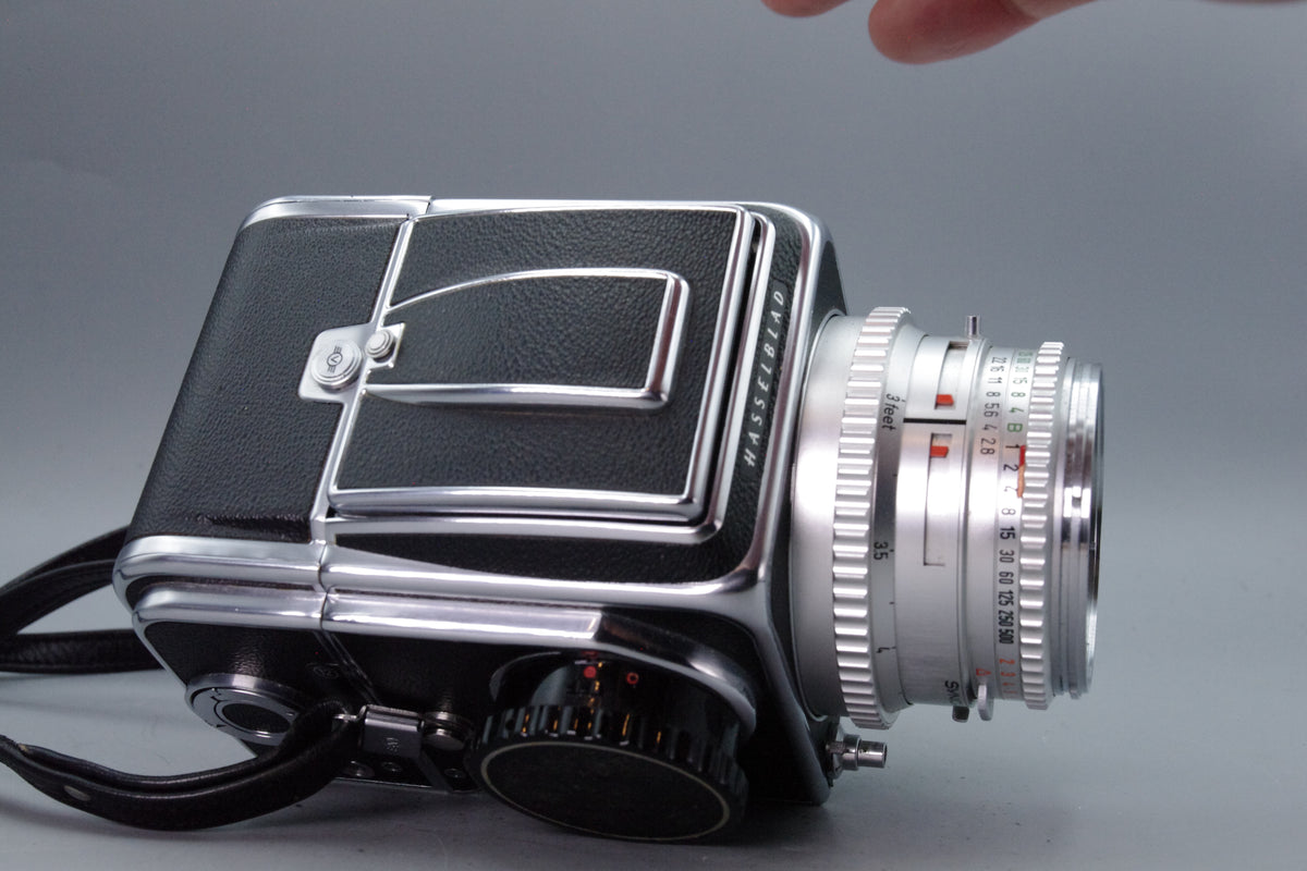 Hasselblad 500C Kit – Planar 80mm, WLF, A12 Back – Excellent