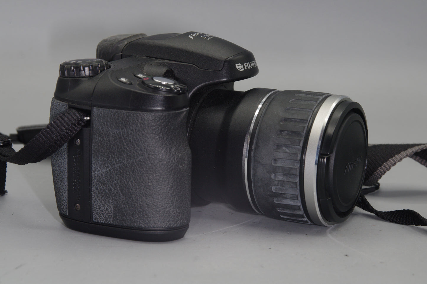 Fujifilm FinePix S Series S5600 5.1MP Digital Camera (AA Batteries)