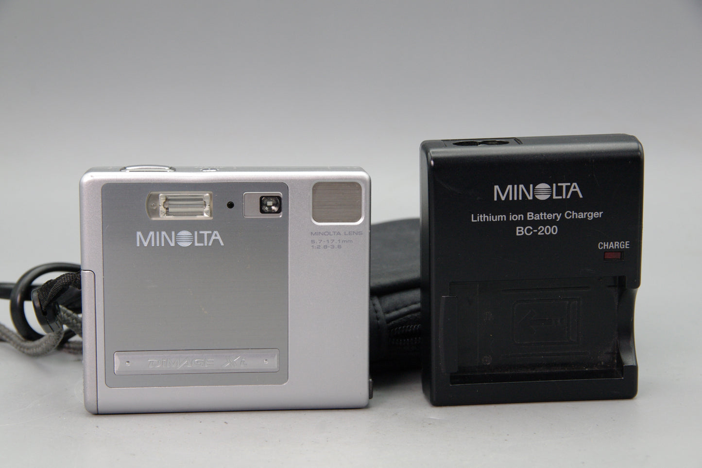 Minolta DiMAGE Xi 3.2MP Digital Camera Compact Internal Zoom Vintage 2002 Model