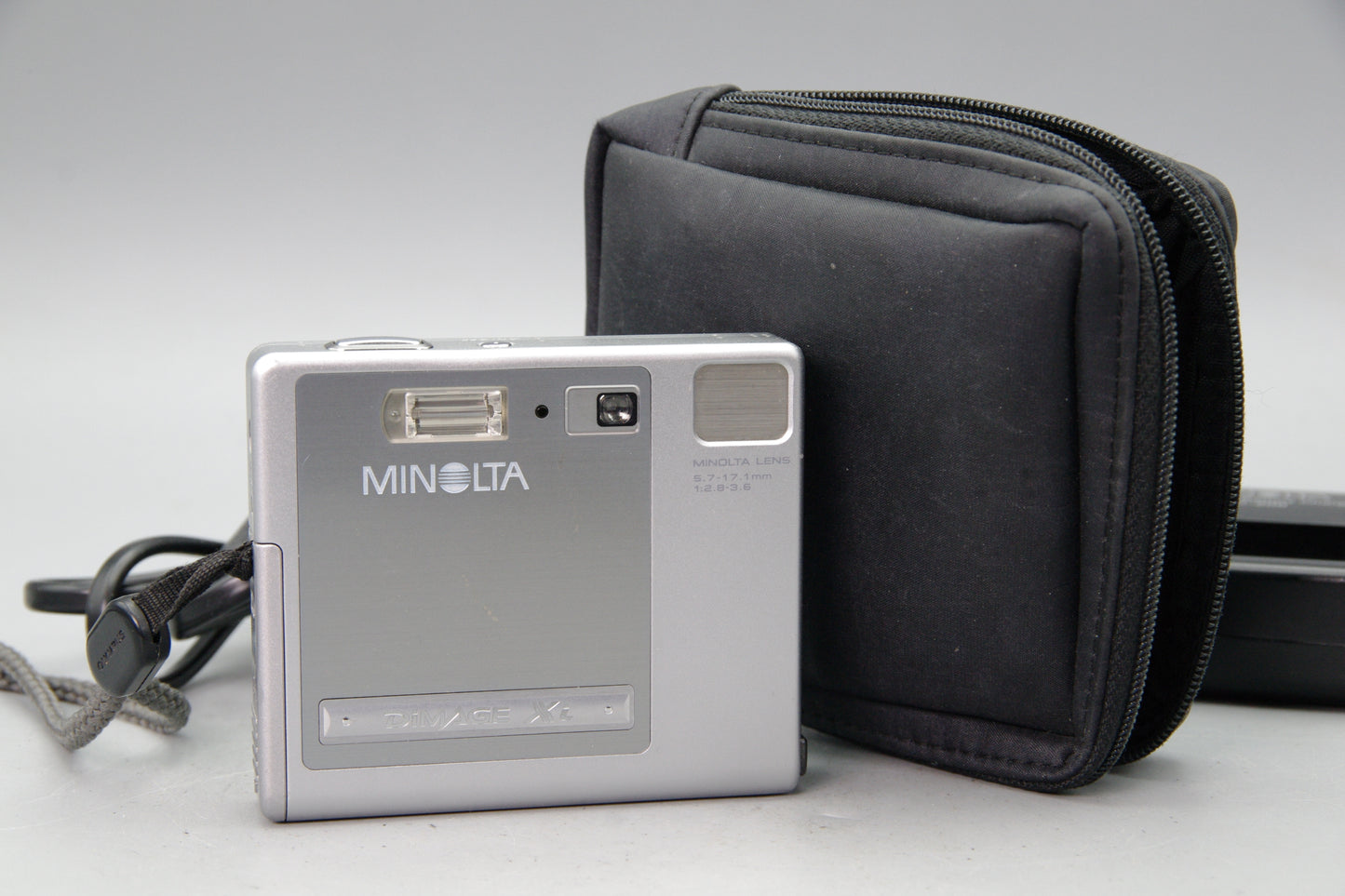 Minolta DiMAGE Xi 3.2MP Digital Camera Compact Internal Zoom Vintage 2002 Model