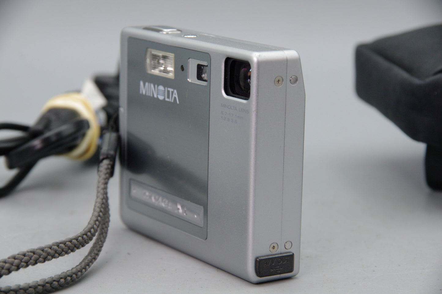 Minolta DiMAGE Xi 3.2MP Digital Camera Compact Internal Zoom Vintage 2002 Model