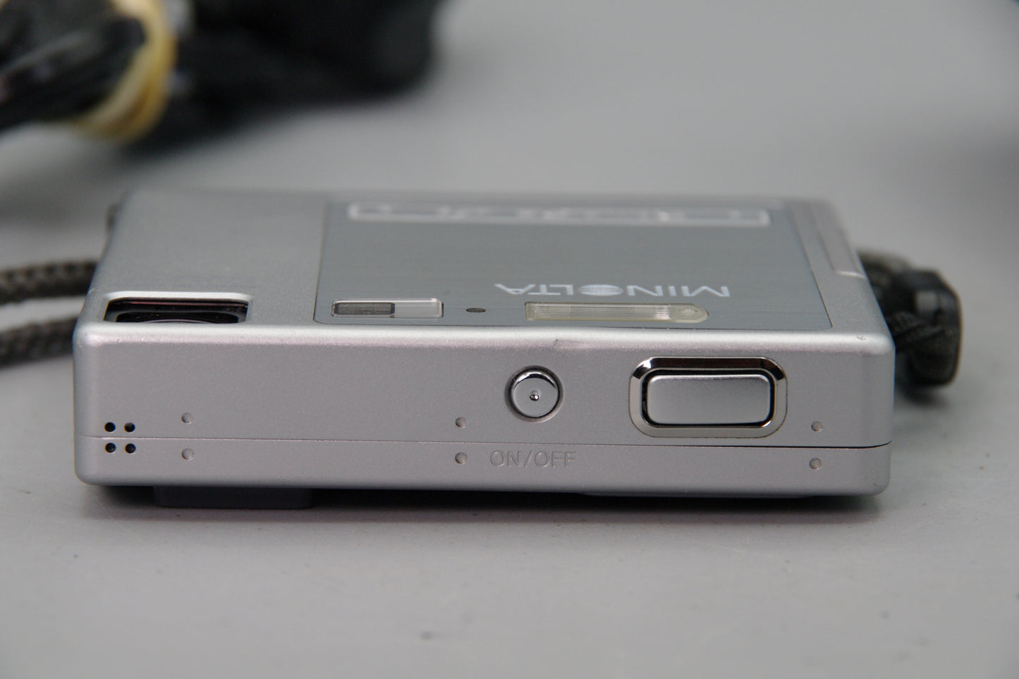 Minolta DiMAGE Xi 3.2MP Digital Camera Compact Internal Zoom Vintage 2002 Model