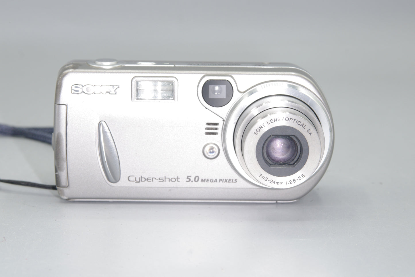 Sony DSC-P92 5.0MP Digital Compact Camera - Takes AA Batteries