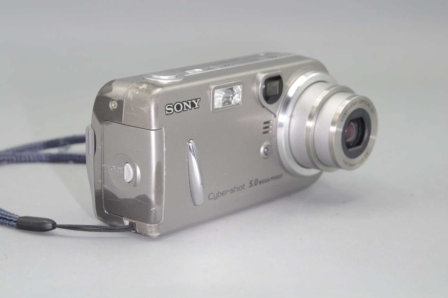 Sony DSC-P92 5.0MP Digital Compact Camera - Takes AA Batteries