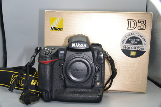 Nikon D3 12.1MP Professional DSLR - Excellent Low S/C with Battery in box