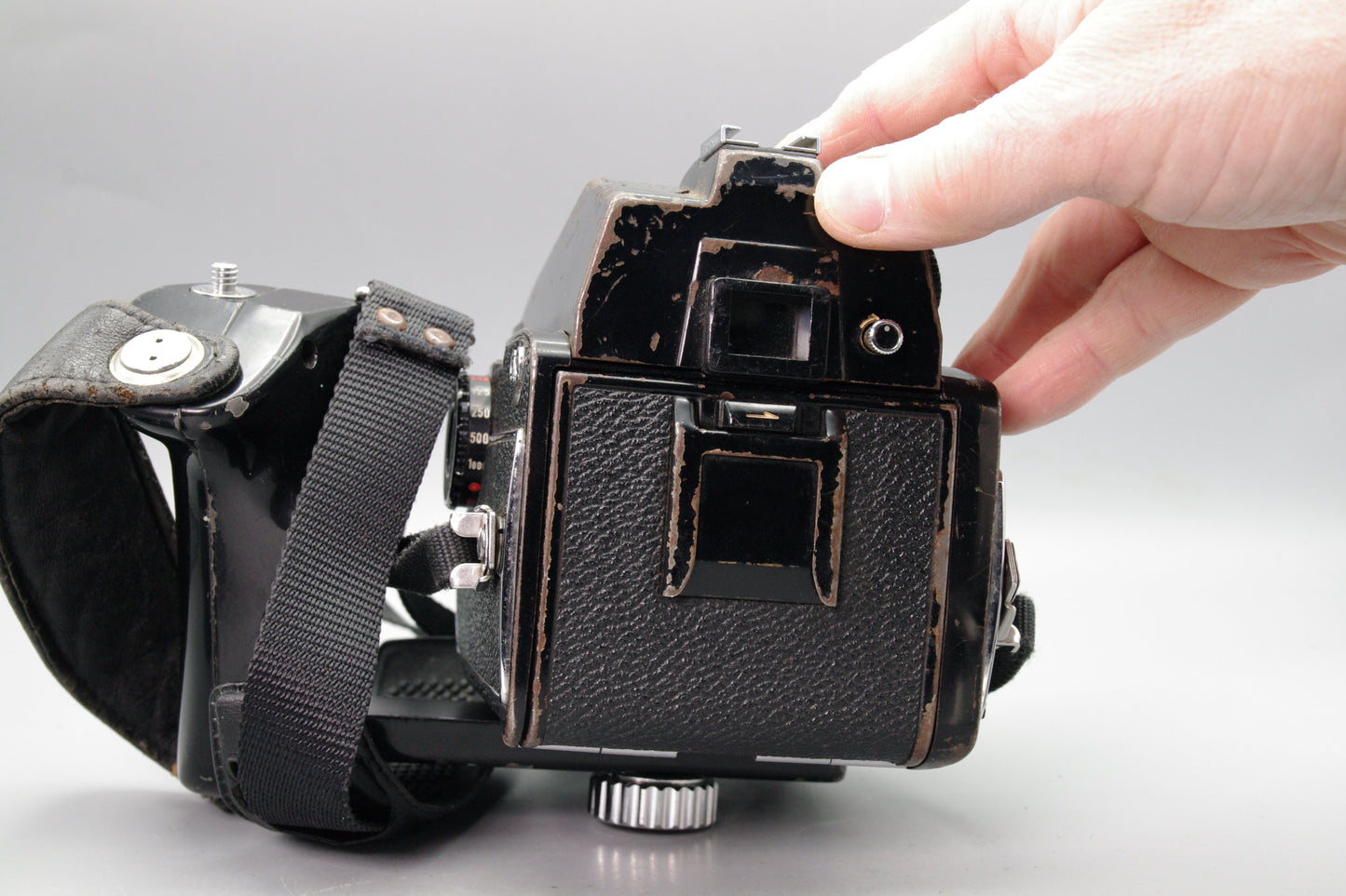 Mamiya M645 1000s with 80mm f/2.8, Grip and Metered Prism – Faults Listed
