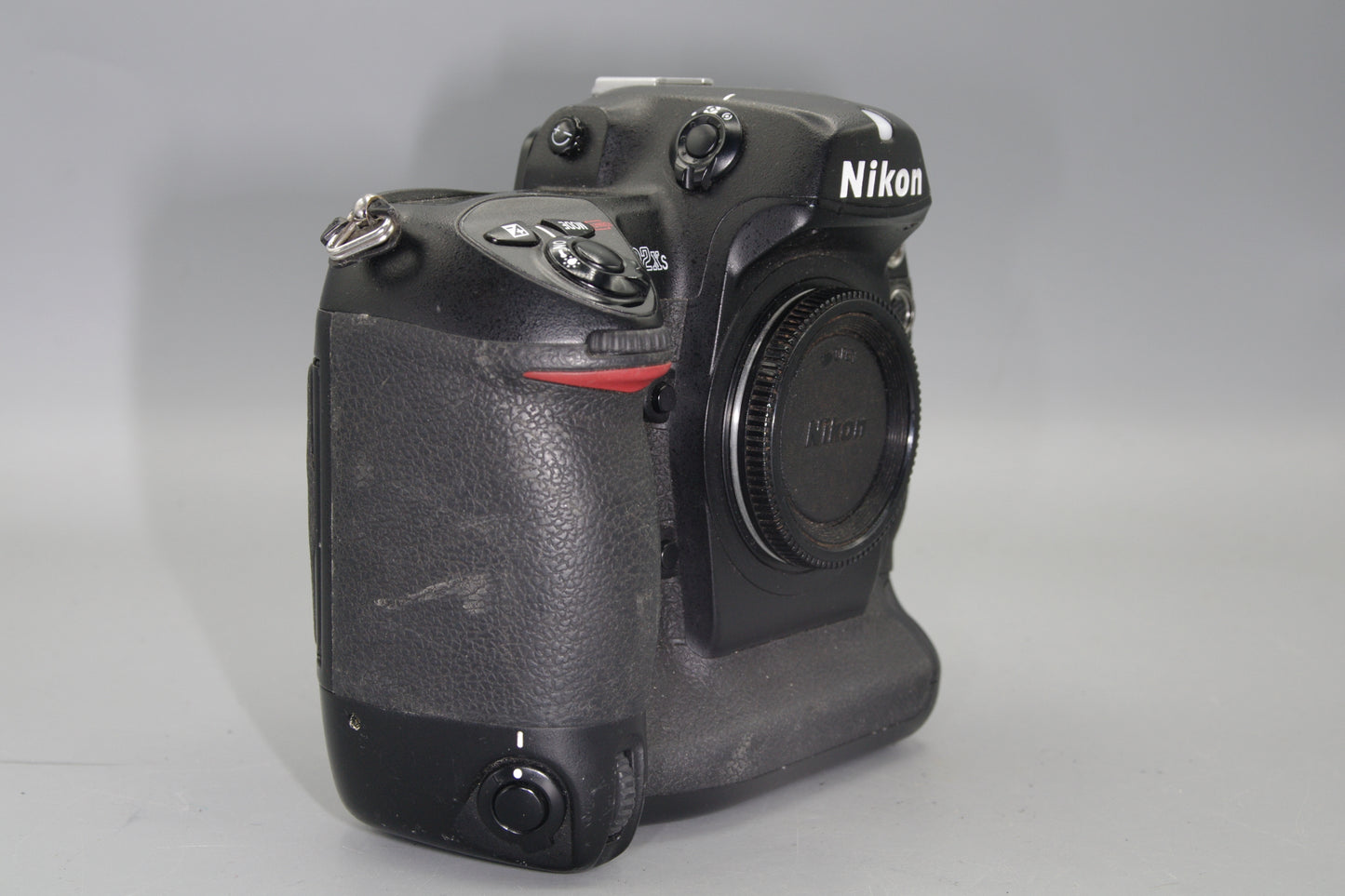 Nikon D2XS 12.4MP Professional DSLR & Battery - S/C 57531