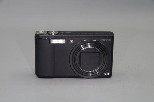 Ricoh R8 Digital Camera - 10MP - 7.1x Zoom - Compact - Excellent