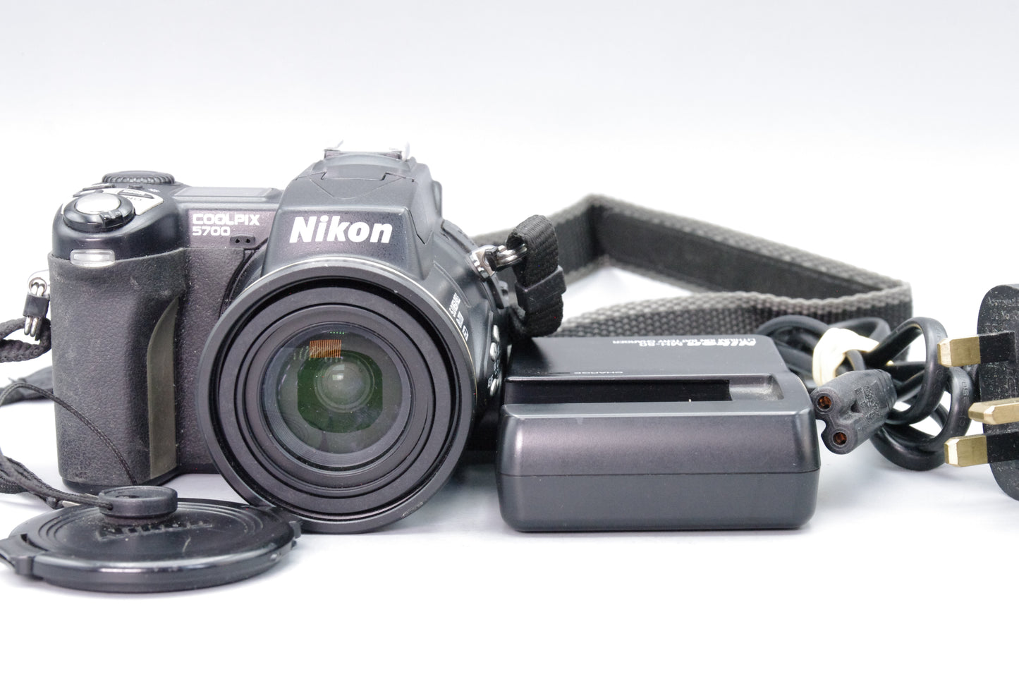 Nikon Coolpix 5700 Digital Camera – 5MP – 8× Zoom – Excellent Condition – Charger